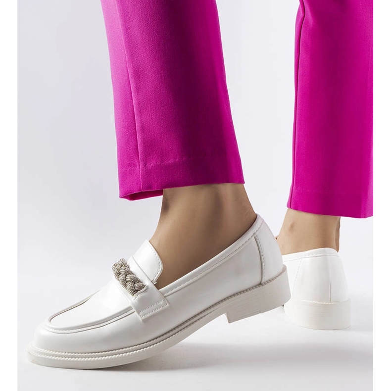 Weiße Slipper, verziert mit Montreal-Strasssteinen 1