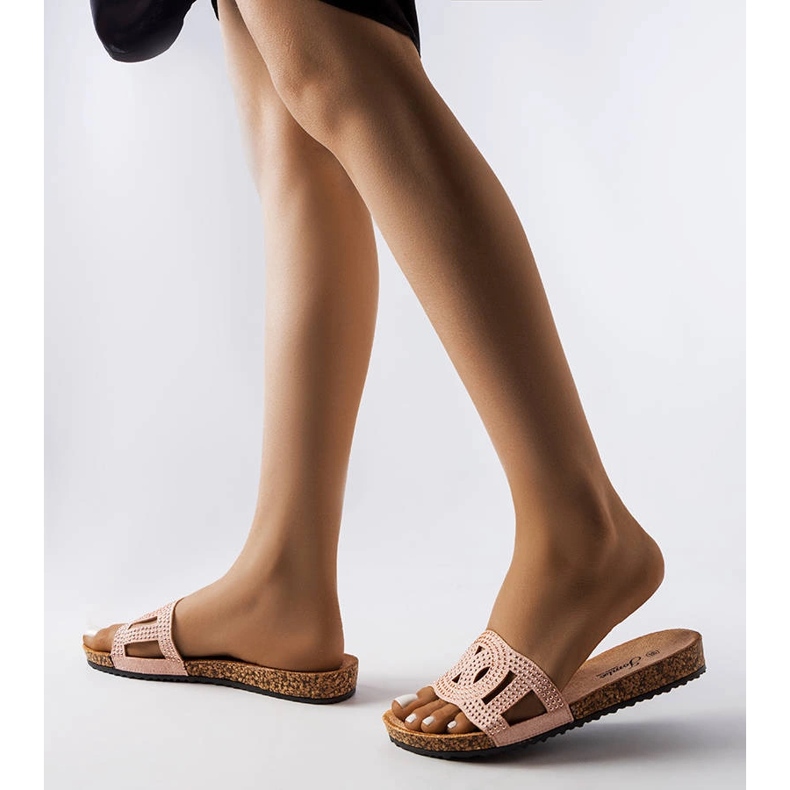 Rosafarbene Pantoletten mit Lagacé-Streifen verziert 2