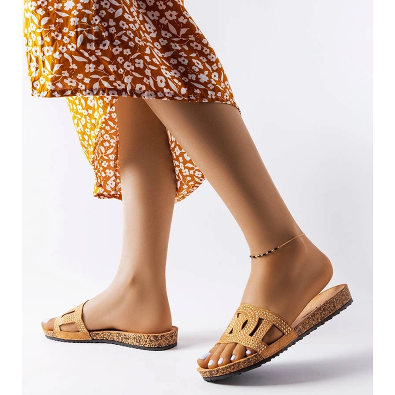 Braune Pantoletten mit Lagacé-Steinen verziert 1