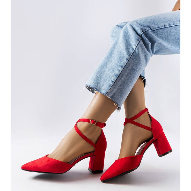 Rote Pumps am Bensalem-Pfosten 1