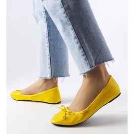 Gelbe Ballerinas, verziert mit einer Vaillancour-Schleife 1