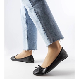 Schwarze Ballerinas, verziert mit einer Vaillancour-Schleife 1