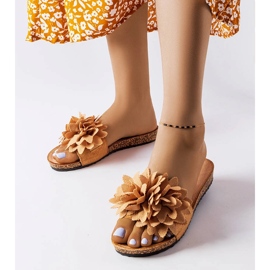 Braune Hausschuhe, verziert mit Farland-Blumen 1