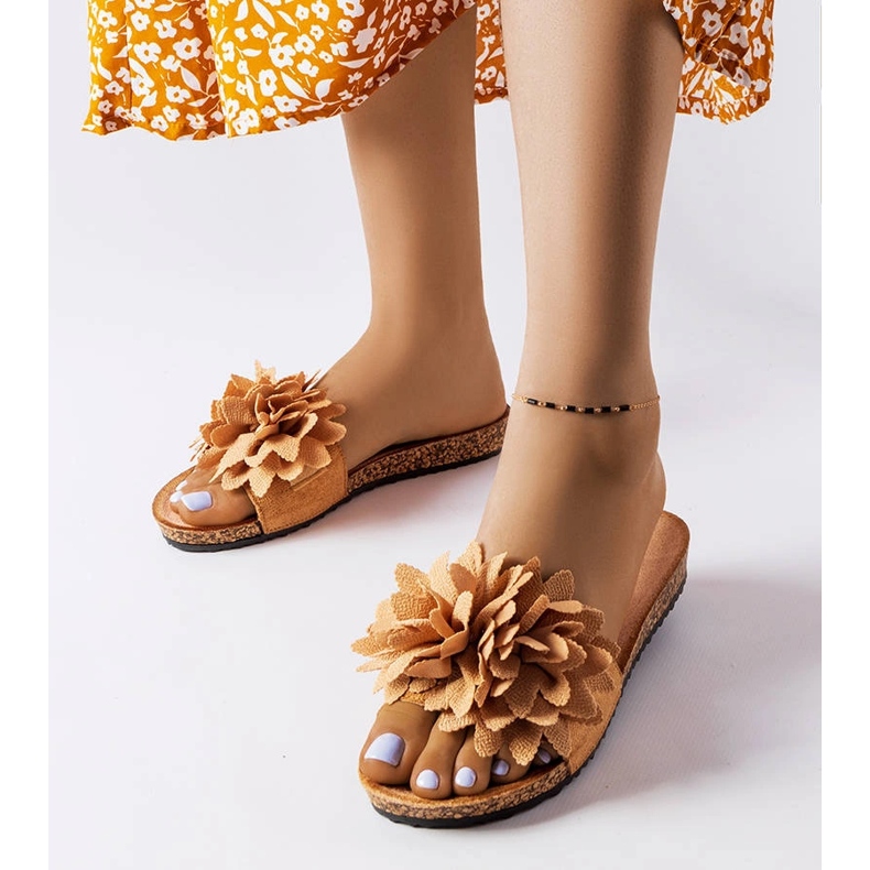 Braune Hausschuhe, verziert mit Farland-Blumen 1