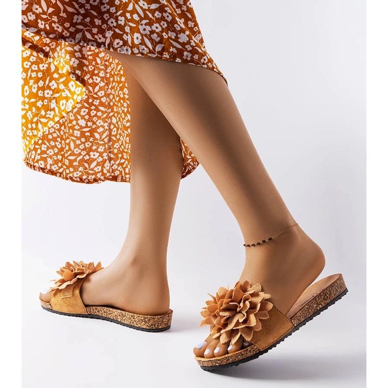 Braune Hausschuhe, verziert mit Farland-Blumen 2