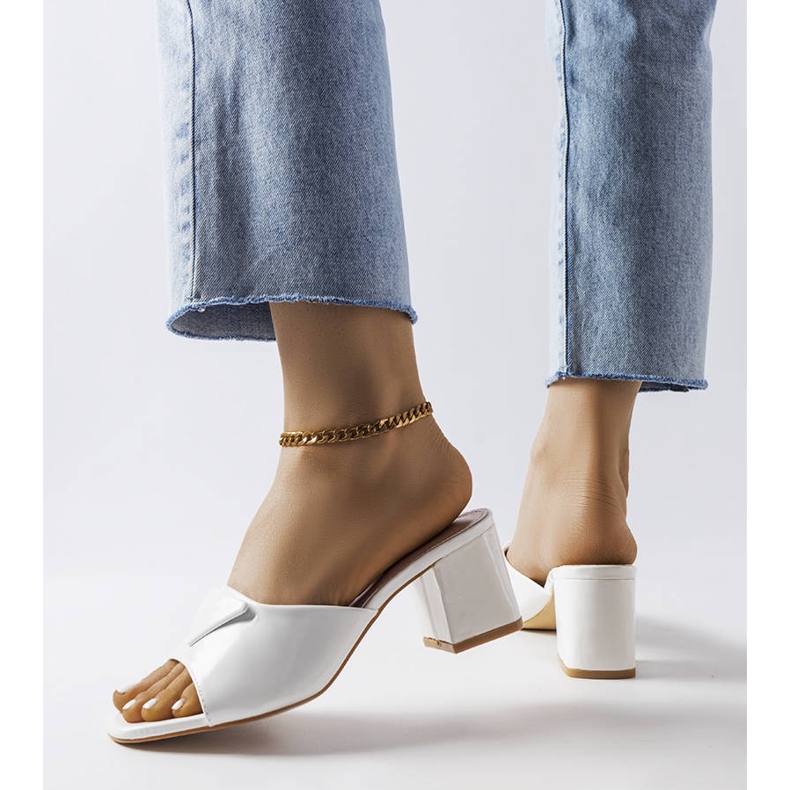 Weiß lackierte Klappen am Abzweigpfosten 2