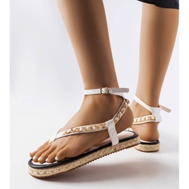 Weiße Sandalen, verziert mit einer Varieur-Kette 2