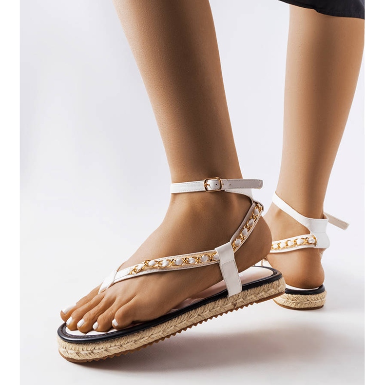Weiße Sandalen, verziert mit einer Varieur-Kette 2