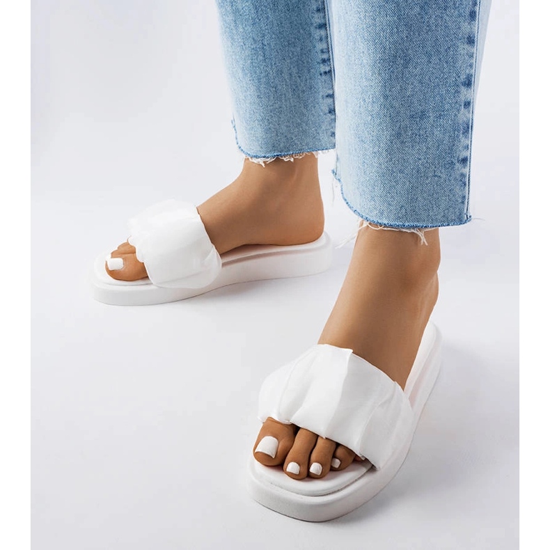 Weiße Slider mit Boulevard-Rüschen verziert 1