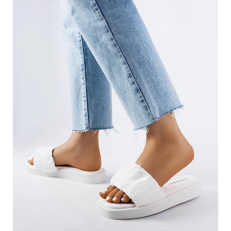 Weiße Slider mit Boulevard-Rüschen verziert 2