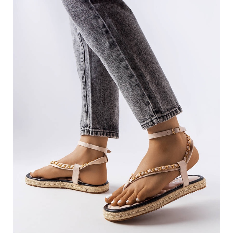 Beigefarbene Sandalen verziert mit einer Kette von Varieur 2