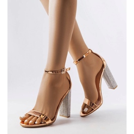 Champagnerfarbene Sandalen auf einem dekorativen Rette-Pfosten golden 1