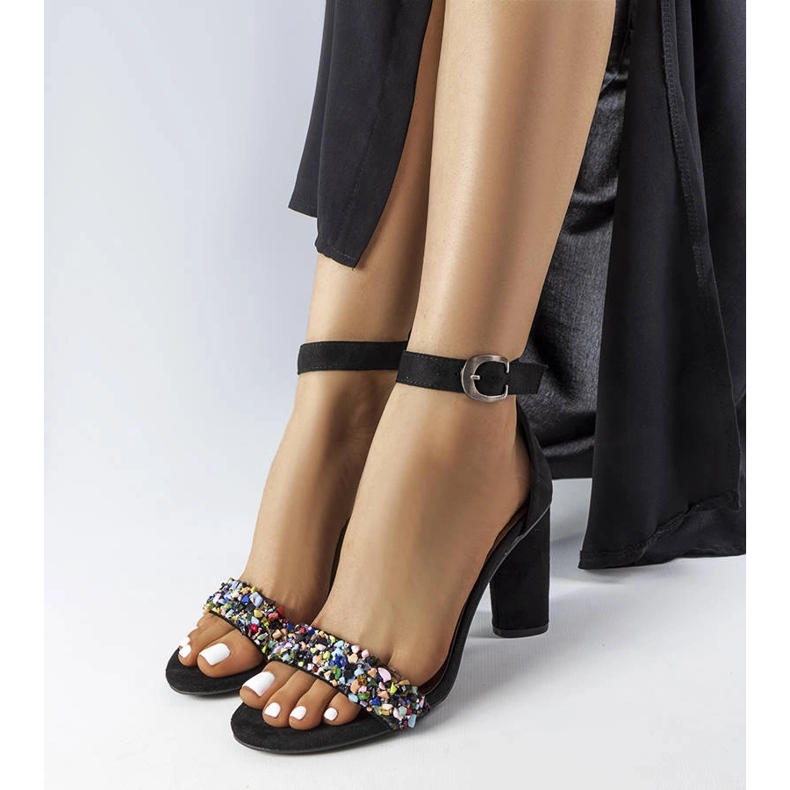 Schwarze Sandalen verziert mit Vinceza-Steinen 1