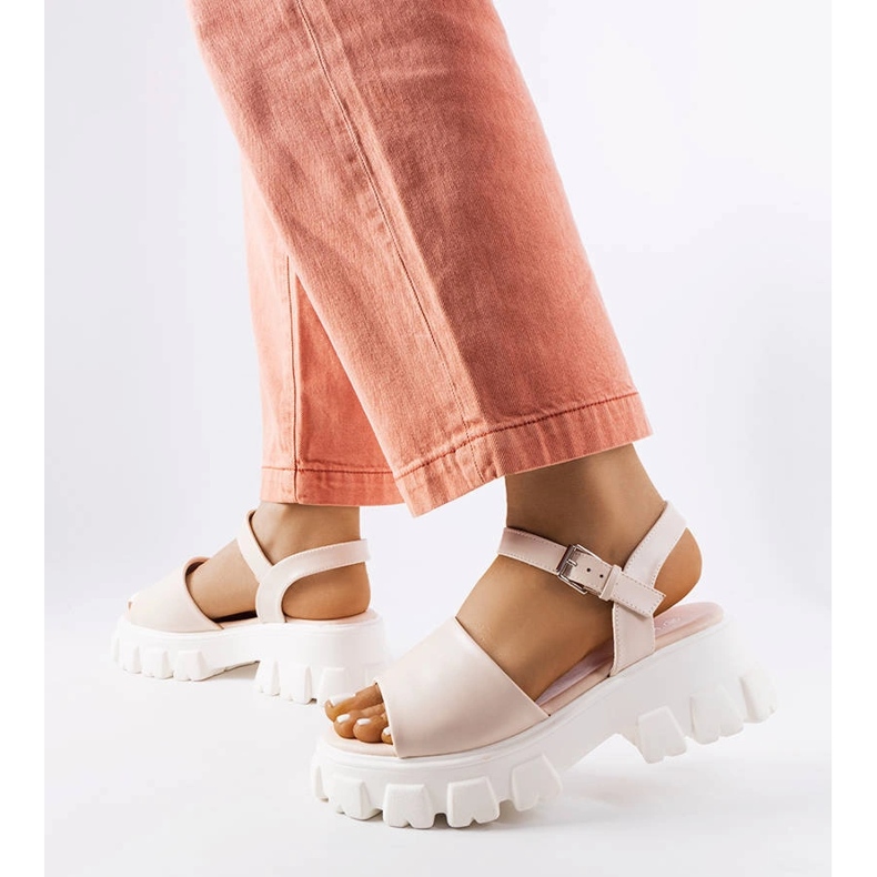 Beigefarbene Sandalen auf einer massiven Vinceza-Sohle 1