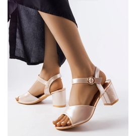 Goldene Sandalen auf Vincezas Post beige 1