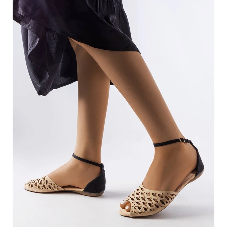 Beige durchbrochene Sandalen mit Strasssteinen von Avice 2