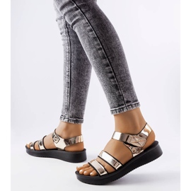 Brices goldlackierte Sandalen golden 1