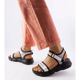 Schwarz-weiße Sportsandalen von Faribault 1