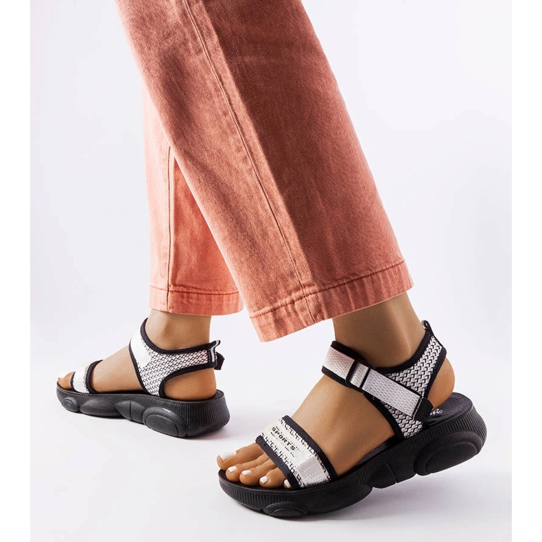 Schwarz-weiße Sportsandalen von Faribault 1