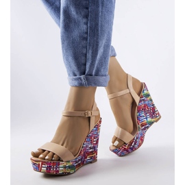 Beige verzierte Keilsandaletten von Fairmont 1