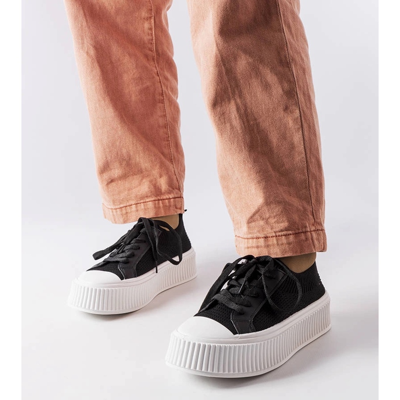 Schwarze Stoffsneaker auf der Mallus-Plattform 1