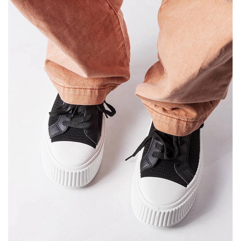 Schwarze Stoffsneaker auf der Mallus-Plattform 2