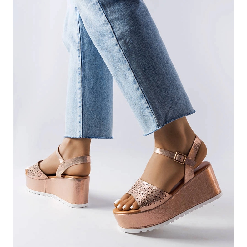 Rosa durchbrochene Plateausandalen von Stockton 1