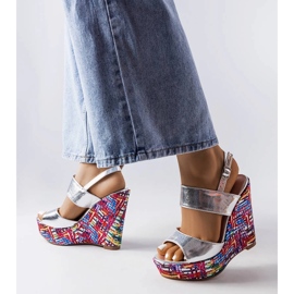 Silberverzierte Keilsandalen von Westtide 1