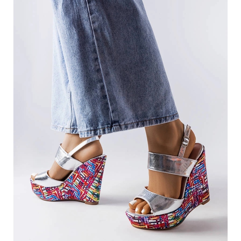 Silberverzierte Keilsandalen von Westtide 1