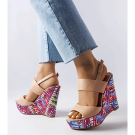 Beige verzierte Keilsandaletten von Westtide 1