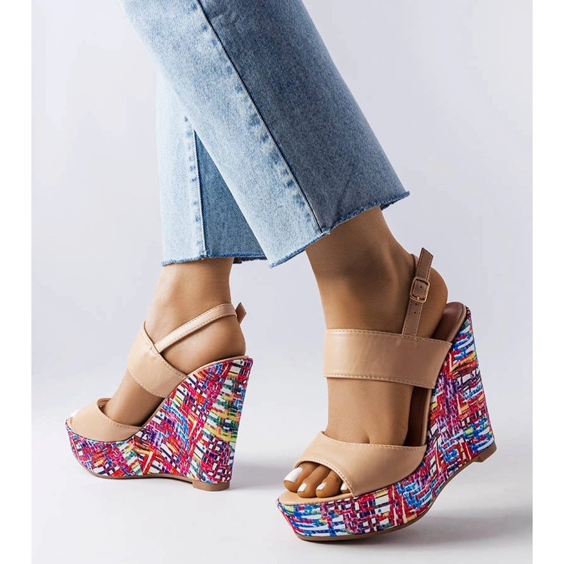 Beige verzierte Keilsandaletten von Westtide 1