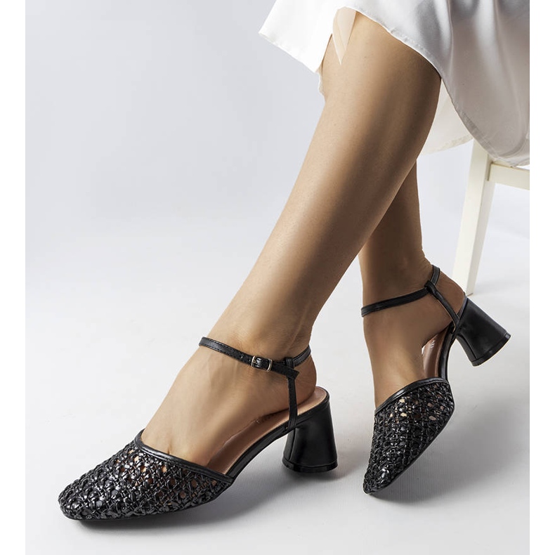 Schwarze durchbrochene High-Heel-Sandalen von Werina 1