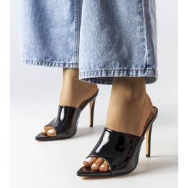 Schwarze Lackledersandalen von Wasima 1