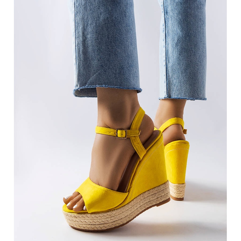 Gelbe Espadrilles mit Keilabsatz von Inala 1