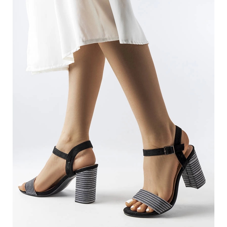 Schwarze Sandalen, verziert mit Aurelita-Silberfaden 1