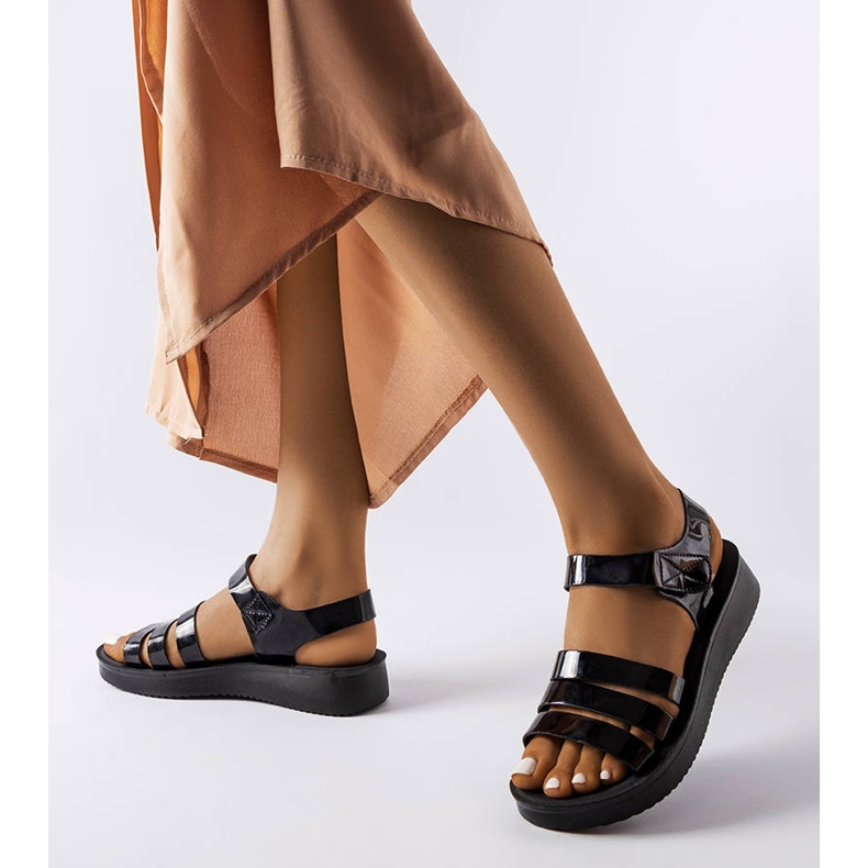 Schwarz lackierte Keilsandaletten von Covillon 2