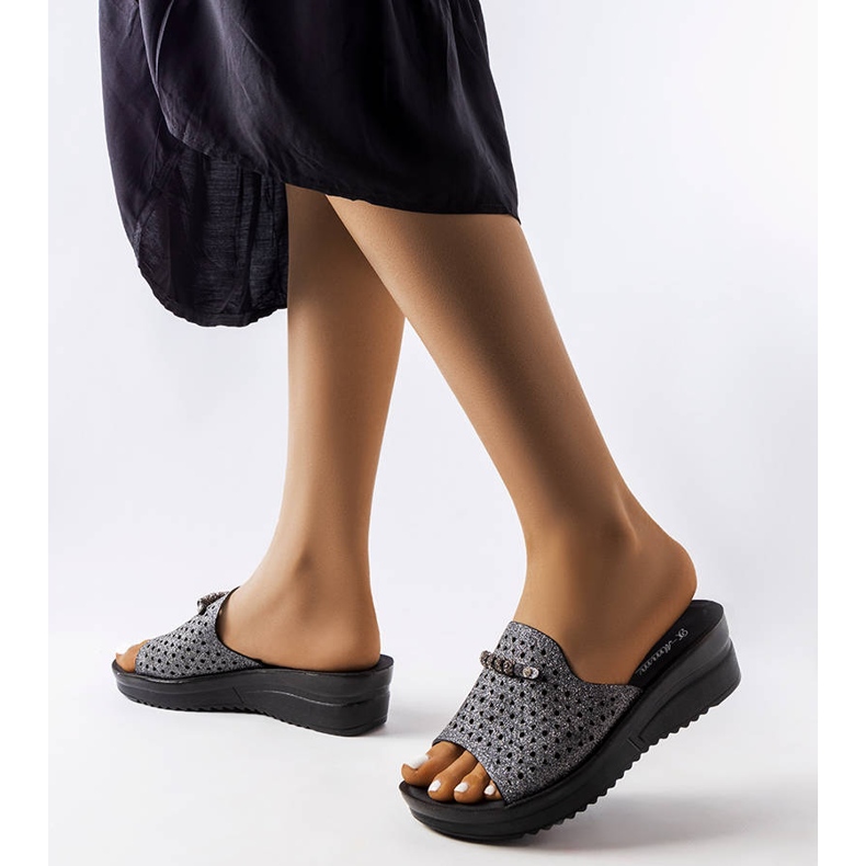 Grau glänzende Keilsandaletten von Liisa 1