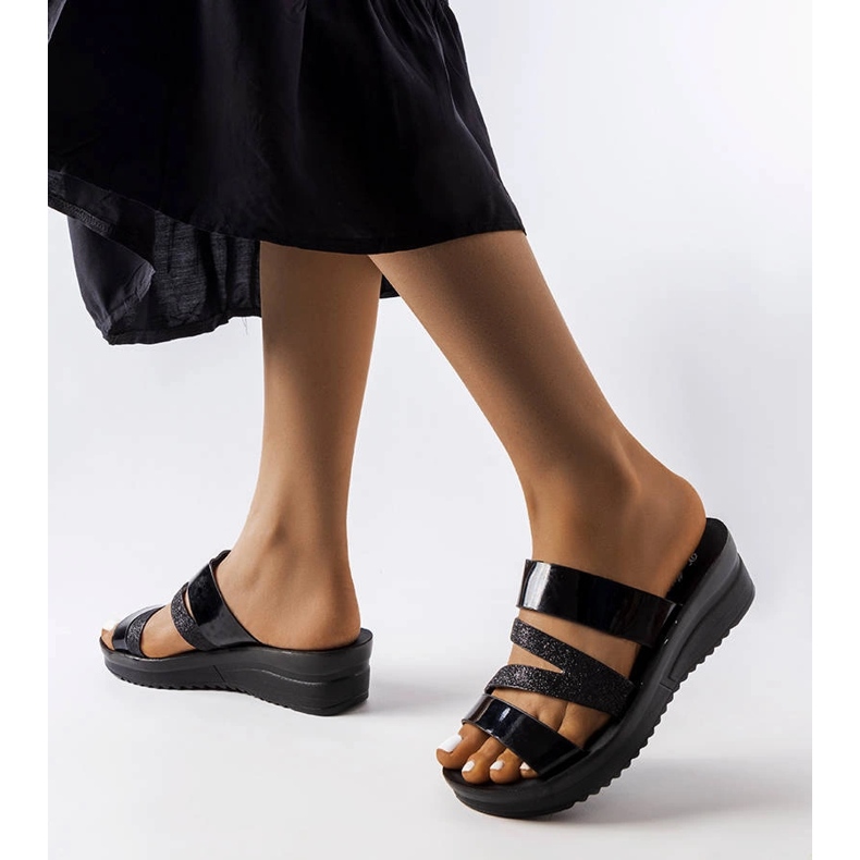 Lolis schwarz glänzende Hausschuhe 1