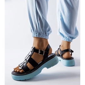 Schwarze Sandalen auf blauem Plateau von Lola 2