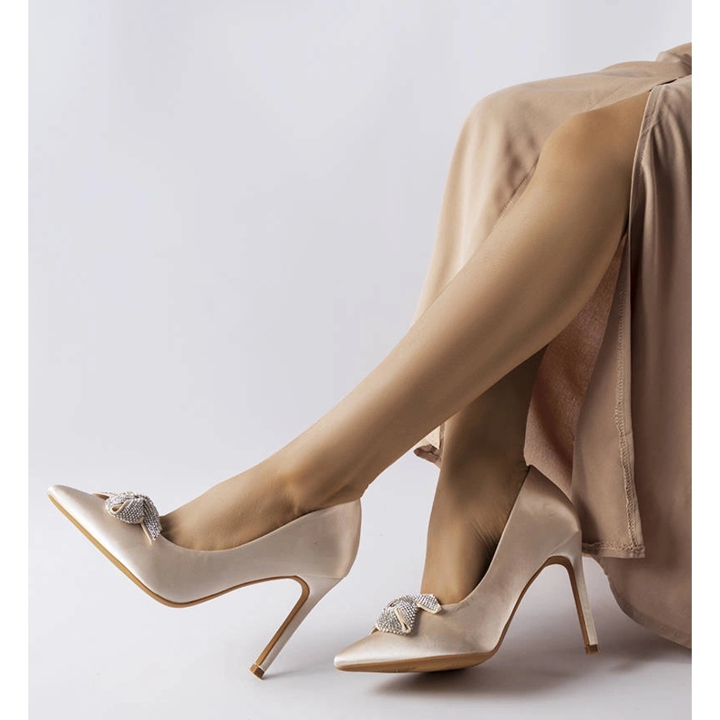 Beigefarbene Anstecknadeln mit Satin-Finish und einer Mia-Schleife 2