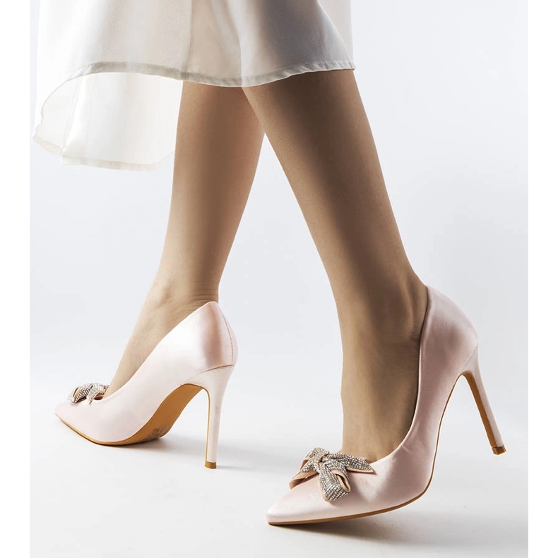 Inna Rosa Anstecknadeln mit Satin-Finish und Madonna-Schleife 1