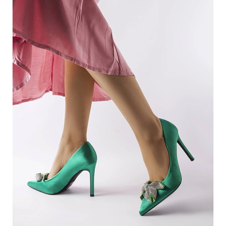 Grüne Anstecknadeln mit Satin-Finish und einer Mia-Schleife 2