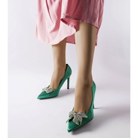 Grüne Anstecknadeln mit Satin-Finish und einer Mia-Schleife 1