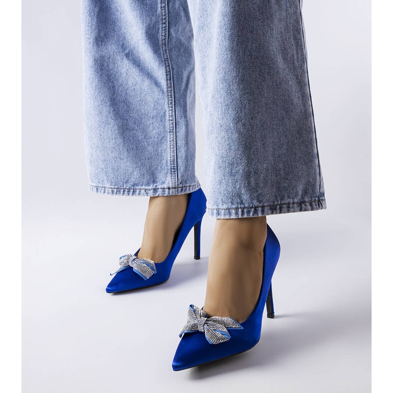 Blaue Anstecknadeln mit Satin-Finish und einer Mia-Schleife 1