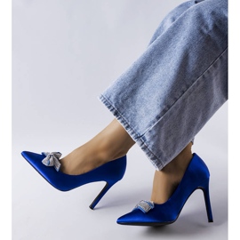 Blaue Anstecknadeln mit Satin-Finish und einer Mia-Schleife 2