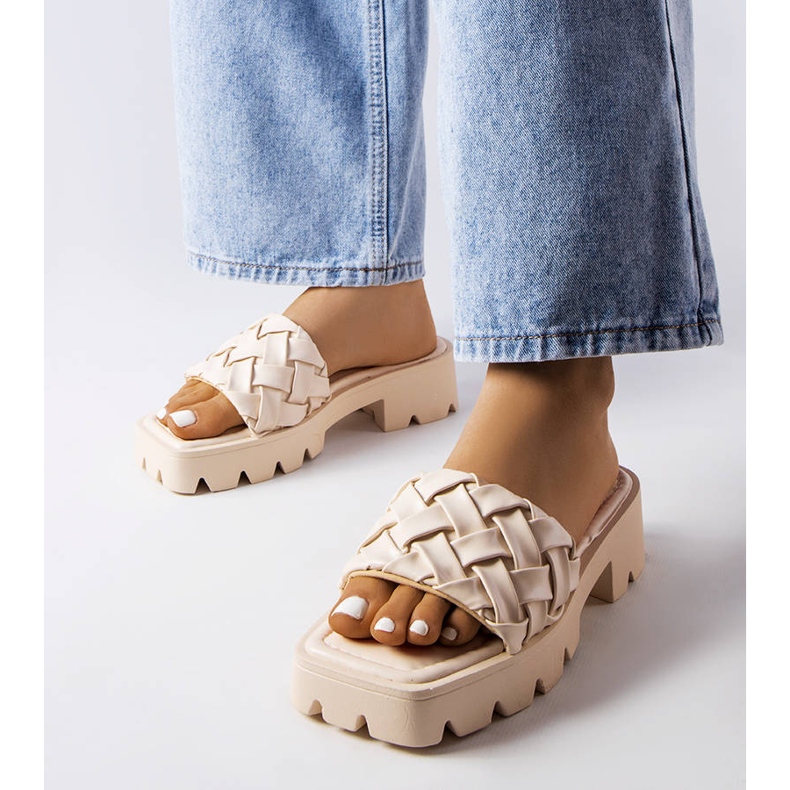 Beigefarbene Hausschuhe mit Traktorsohle von Lora 1