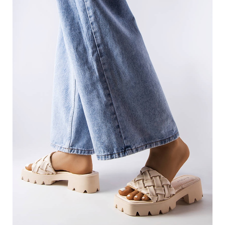 Beigefarbene Hausschuhe mit Traktorsohle von Lora 2