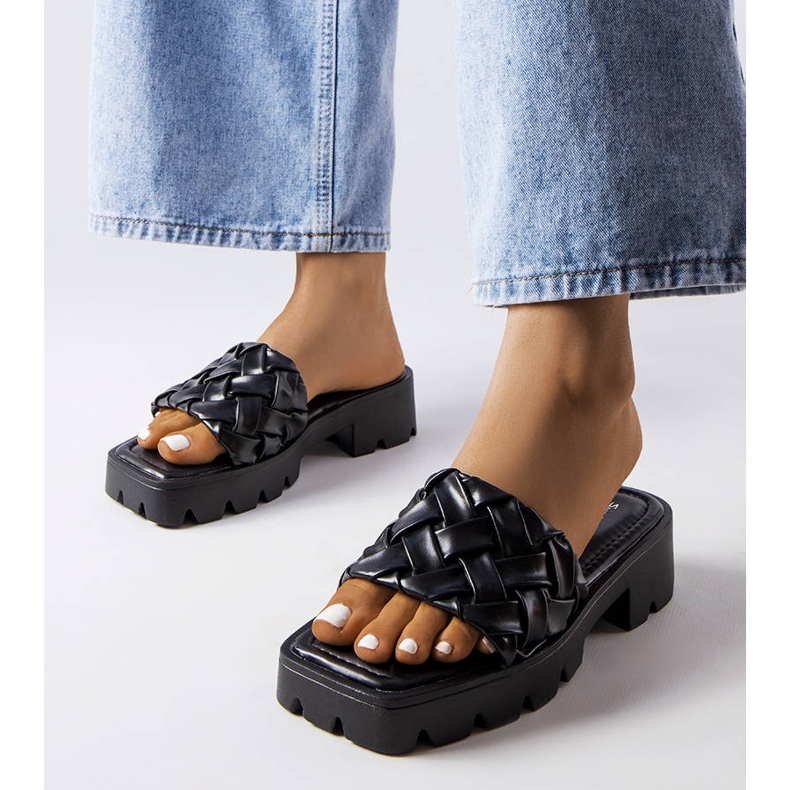 Schwarze Hausschuhe mit Traktorsohle von Lora 1