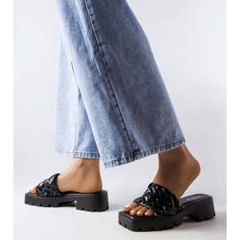 Schwarze Hausschuhe mit Traktorsohle von Lora 2