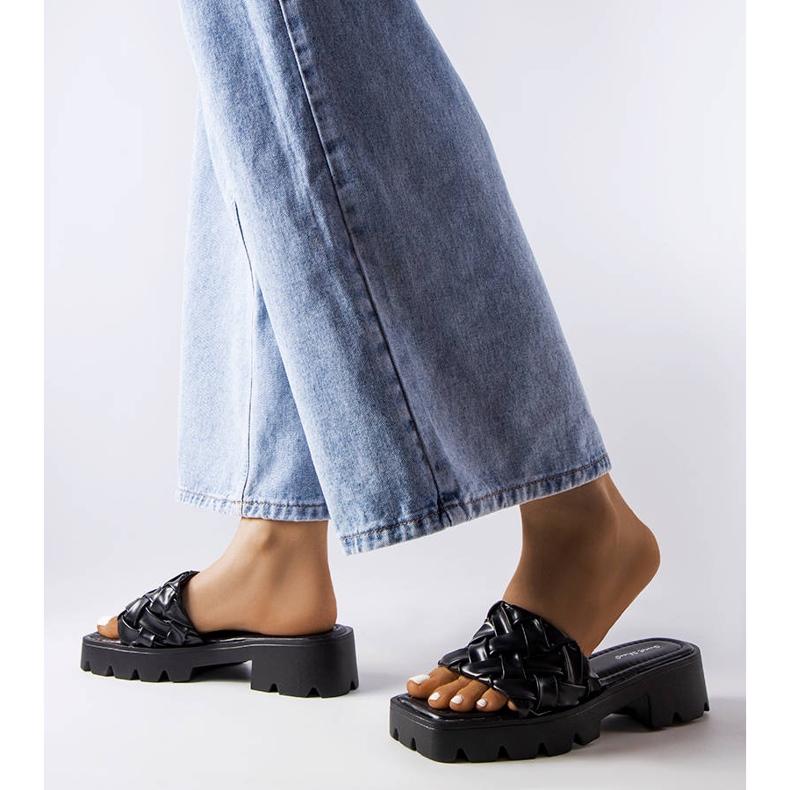 Schwarze Hausschuhe mit Traktorsohle von Lora 2